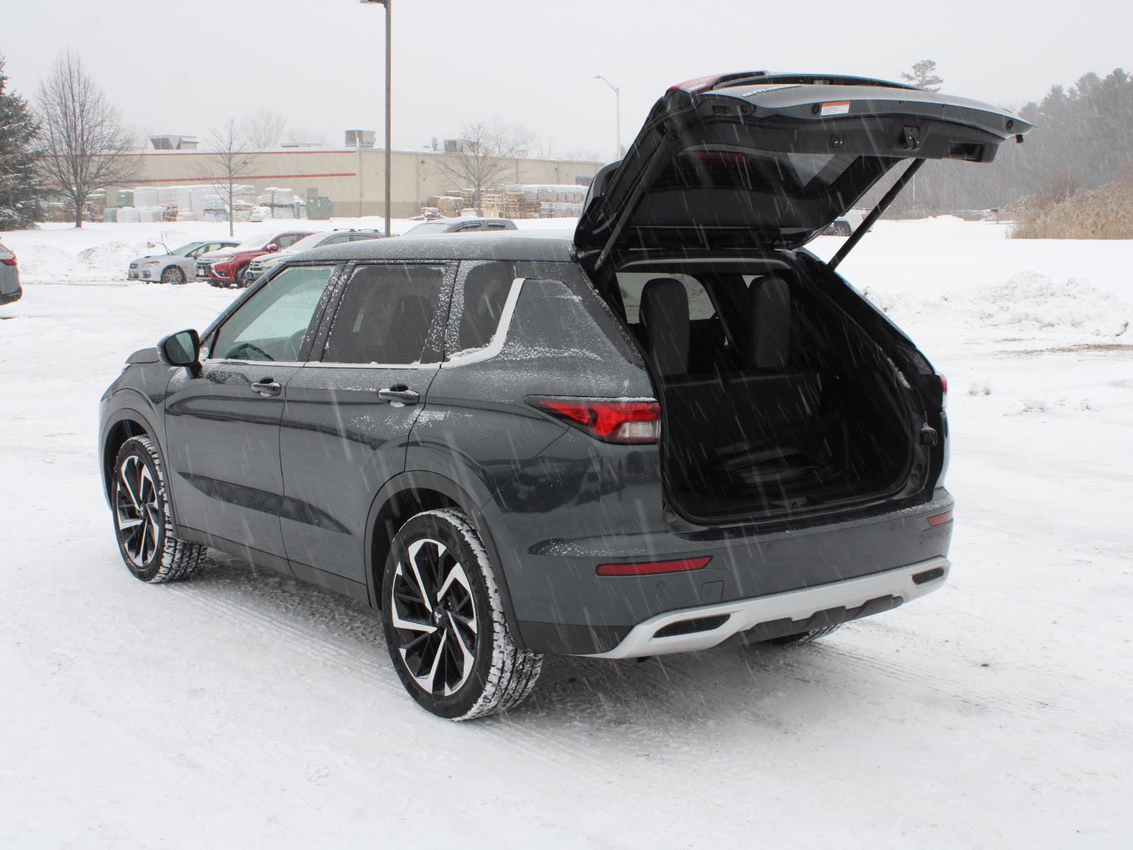 Used 2024 Mitsubishi Outlander SE Black Edition image 7