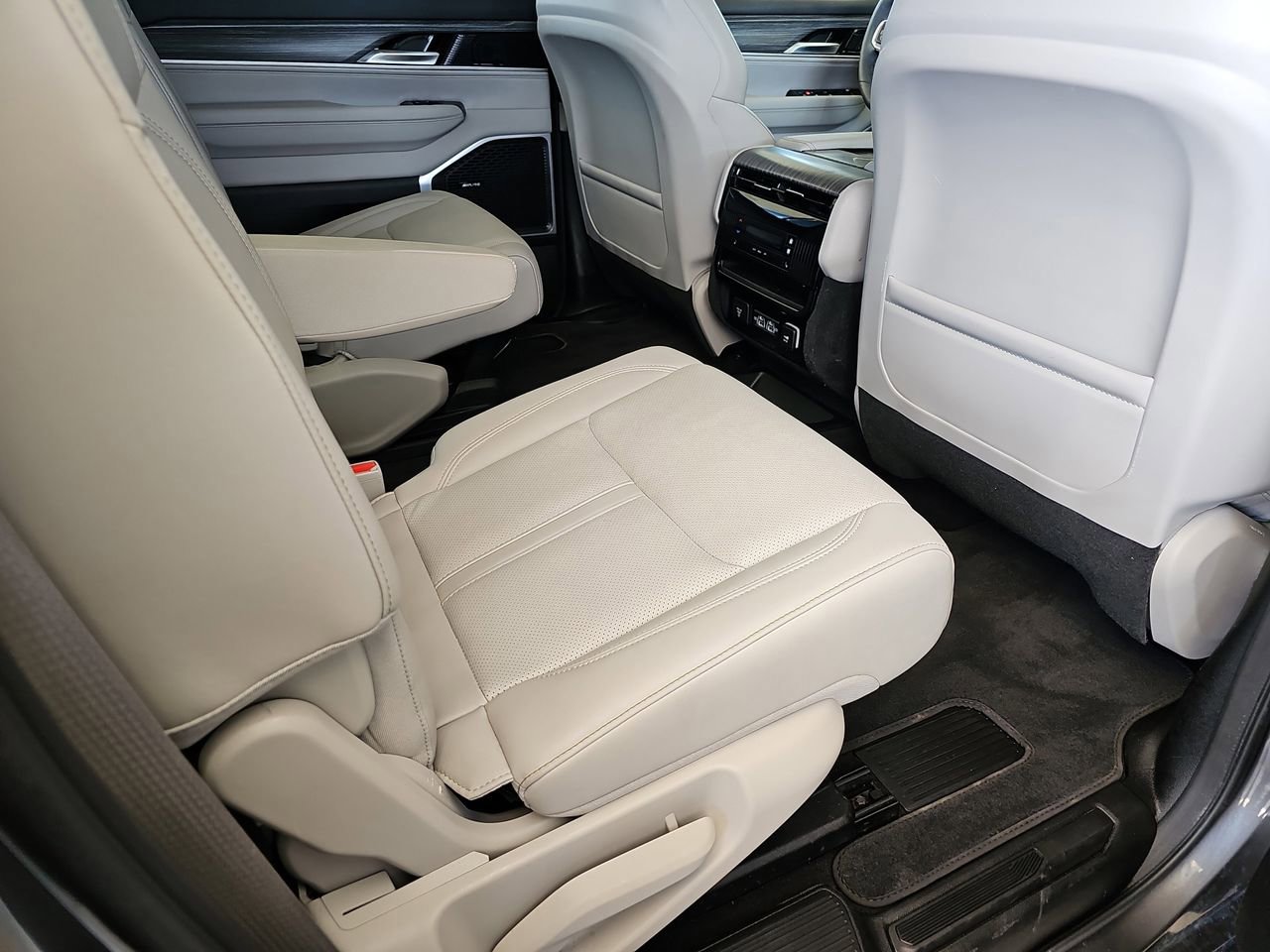 Used 2024 Jeep Wagoneer Series II w/ Convenience Group I image 14