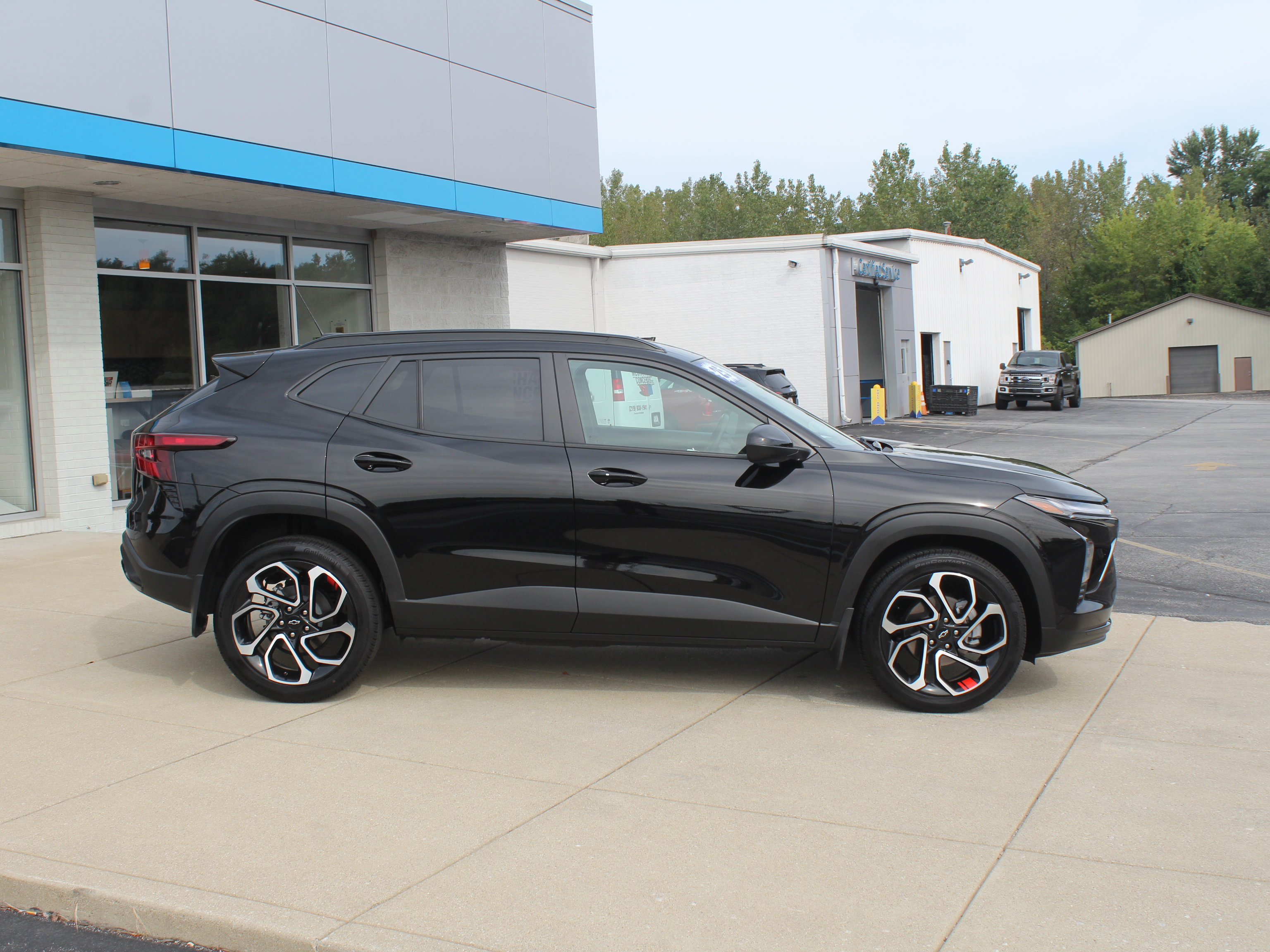Used 2025 Chevrolet Trax RS FWD image 5