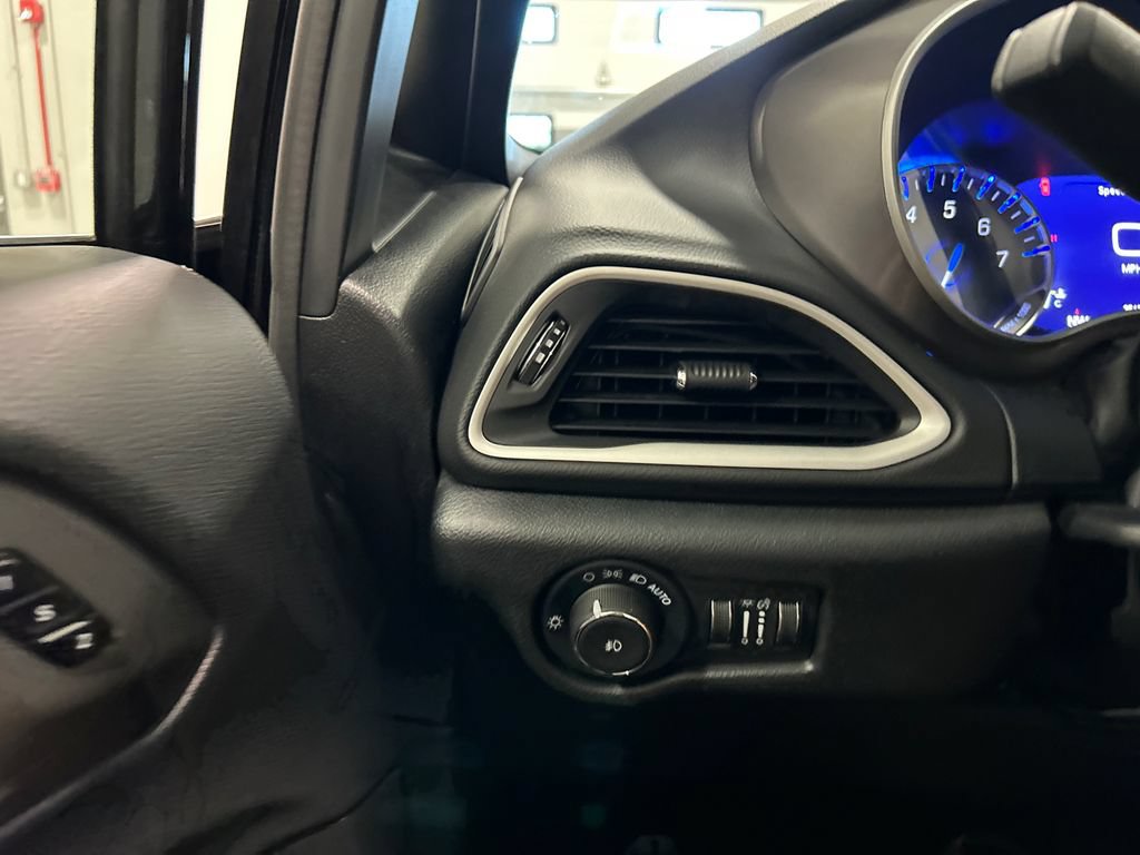 Used 2025 Chrysler Pacifica Select FWD image 18