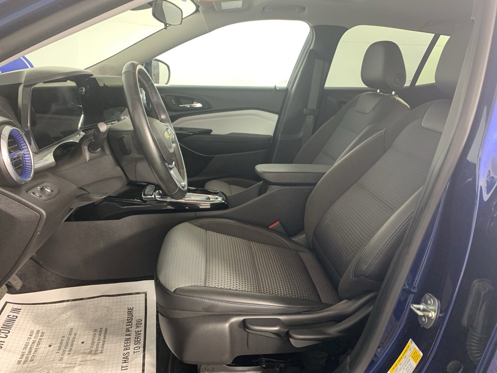 Used 2024 Chevrolet Trax LT w/ Sunroof Package image 16