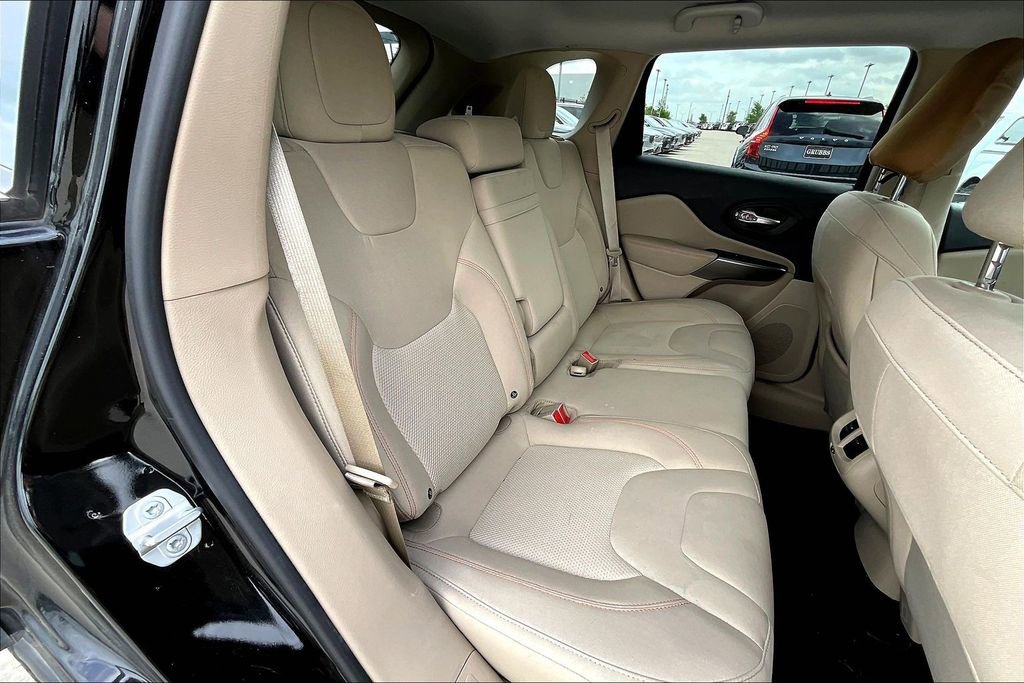 Used 2019 Jeep Cherokee Latitude w/ Popular Appearance Group image 32