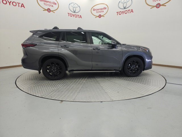 Used 2024 Toyota Highlander LE FWD image 3