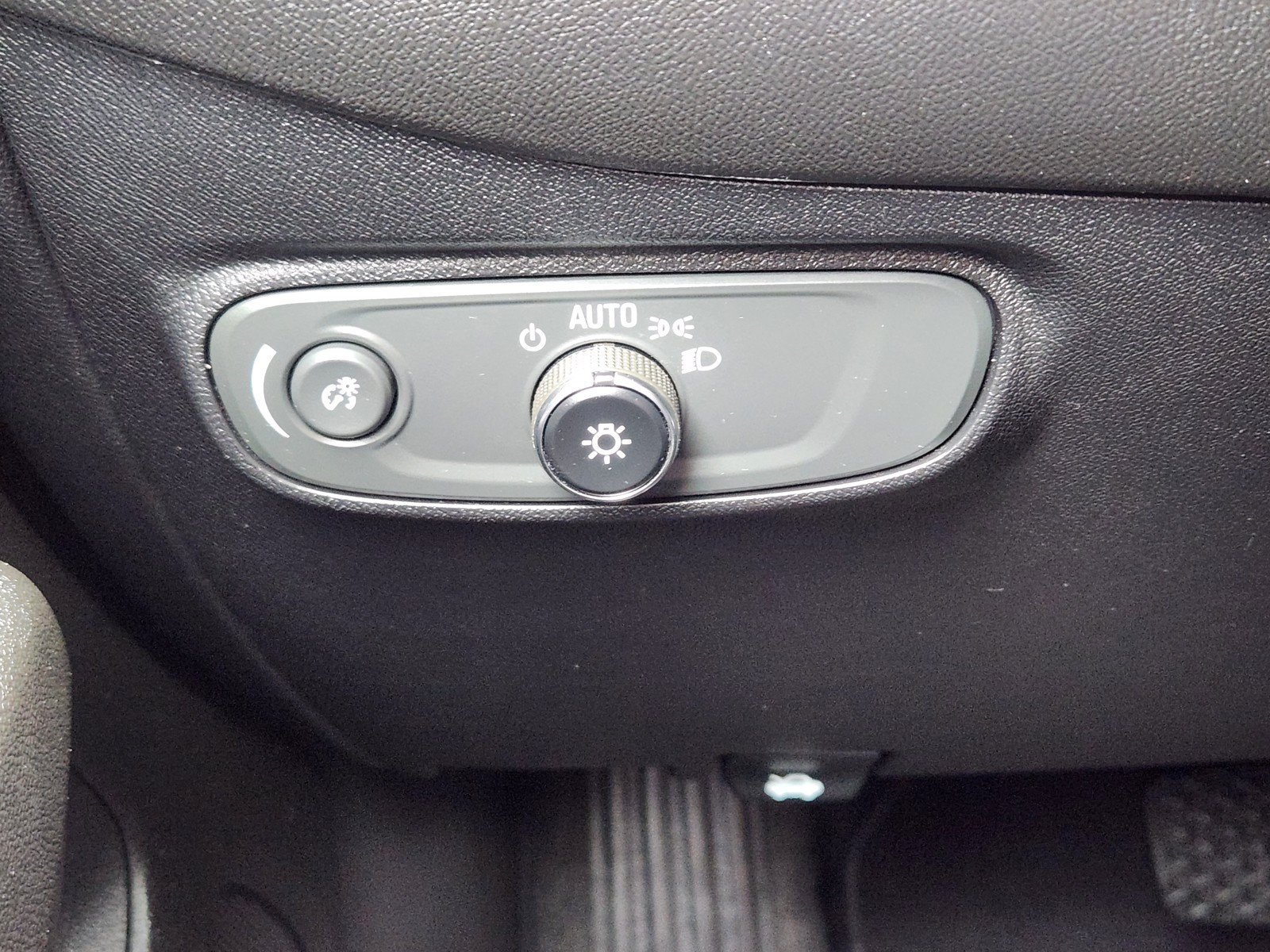 Used 2019 Chevrolet Equinox LT w/ Driver Convenience Package FWD image 18