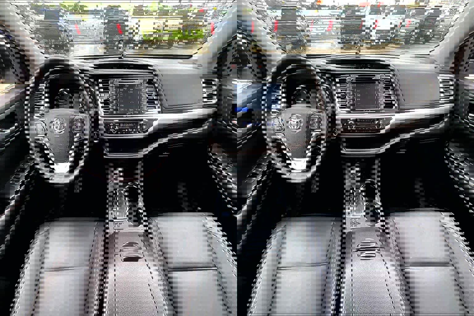 Used 2018 Toyota Highlander XLE FWD image 16