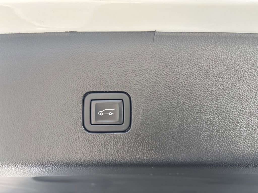 Used 2023 Chevrolet Traverse LT w/ Rear Camera Mirror Package image 30