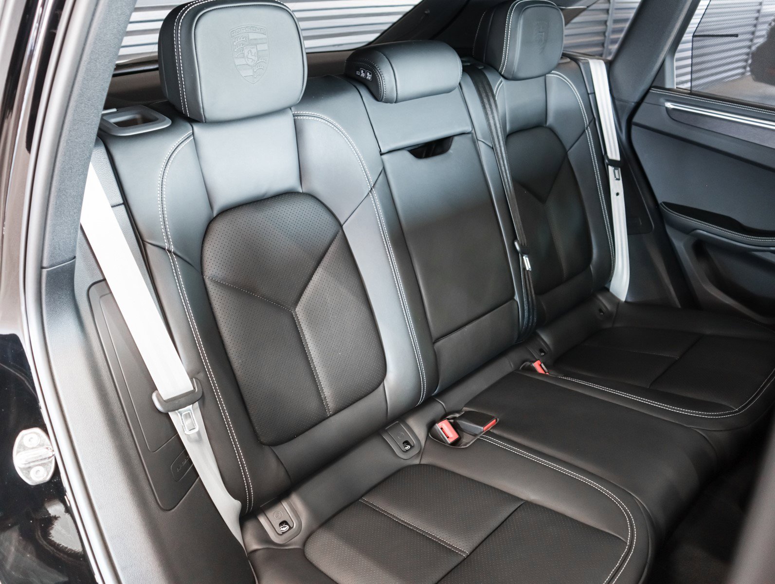 Certified 2025 Porsche Macan GTS image 6