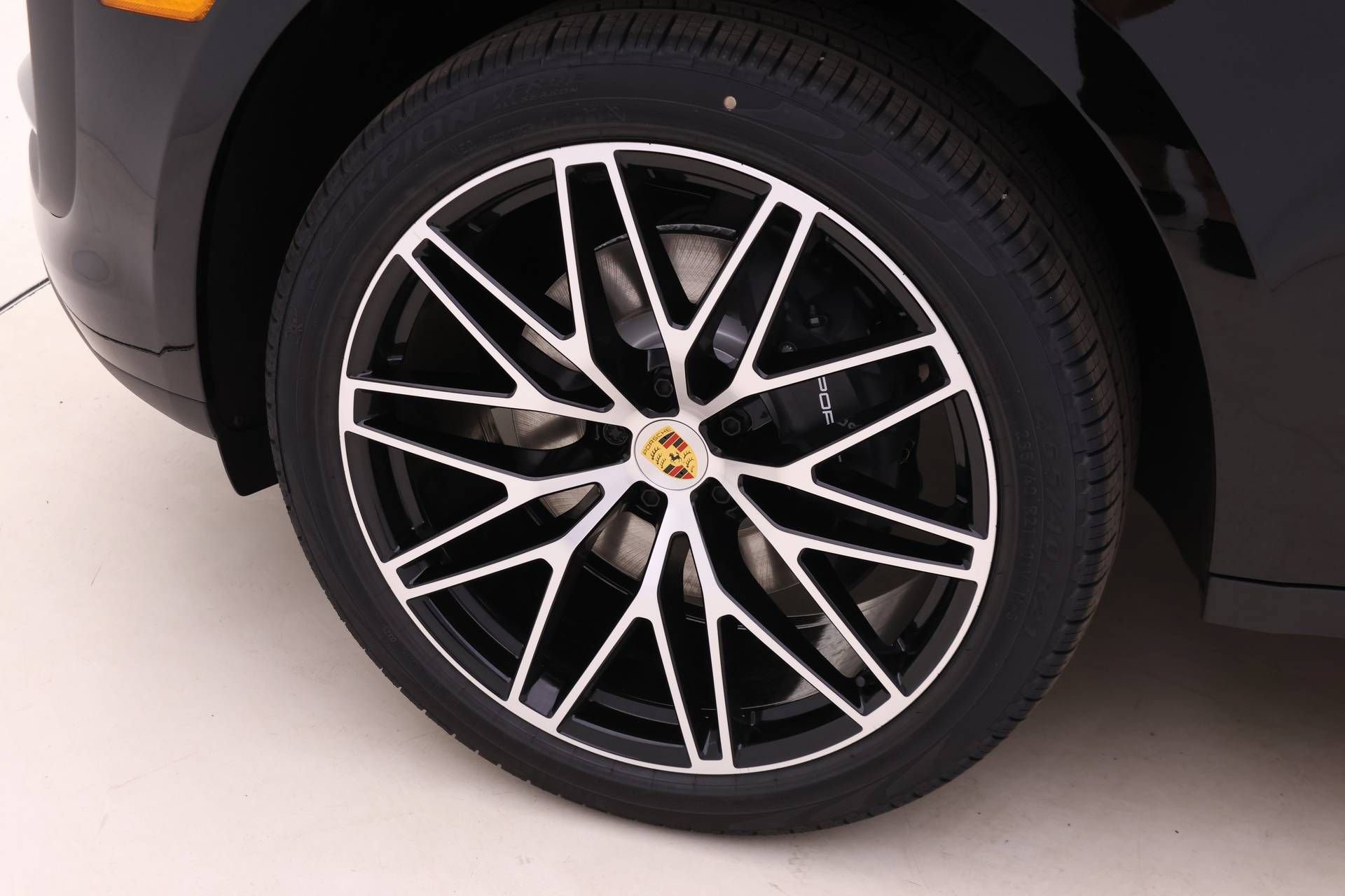 Used 2025 Porsche Macan AWD/4WD image 23