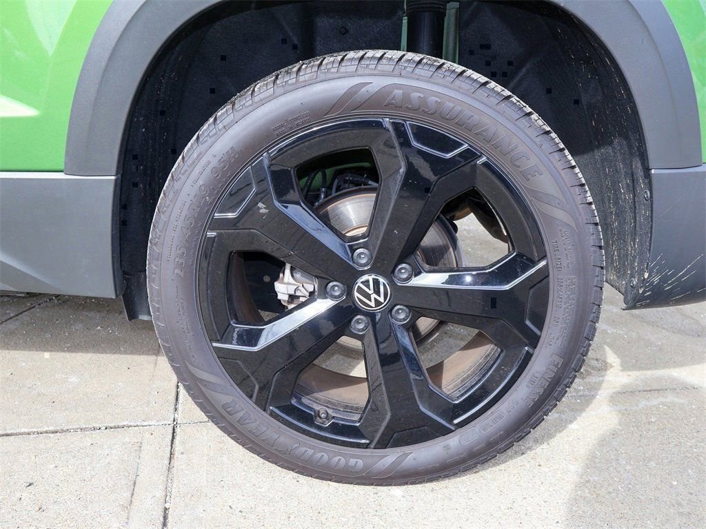 New 2025 Volkswagen Taos SE image 10