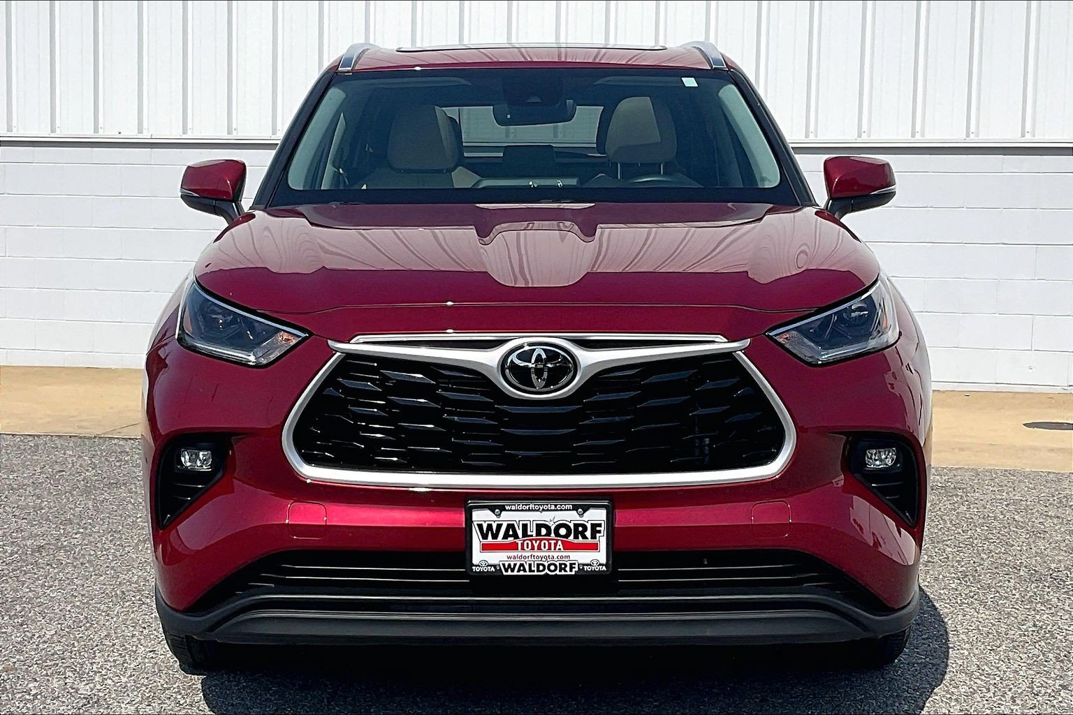 Used 2021 Toyota Highlander XLE AWD/4WD image 3