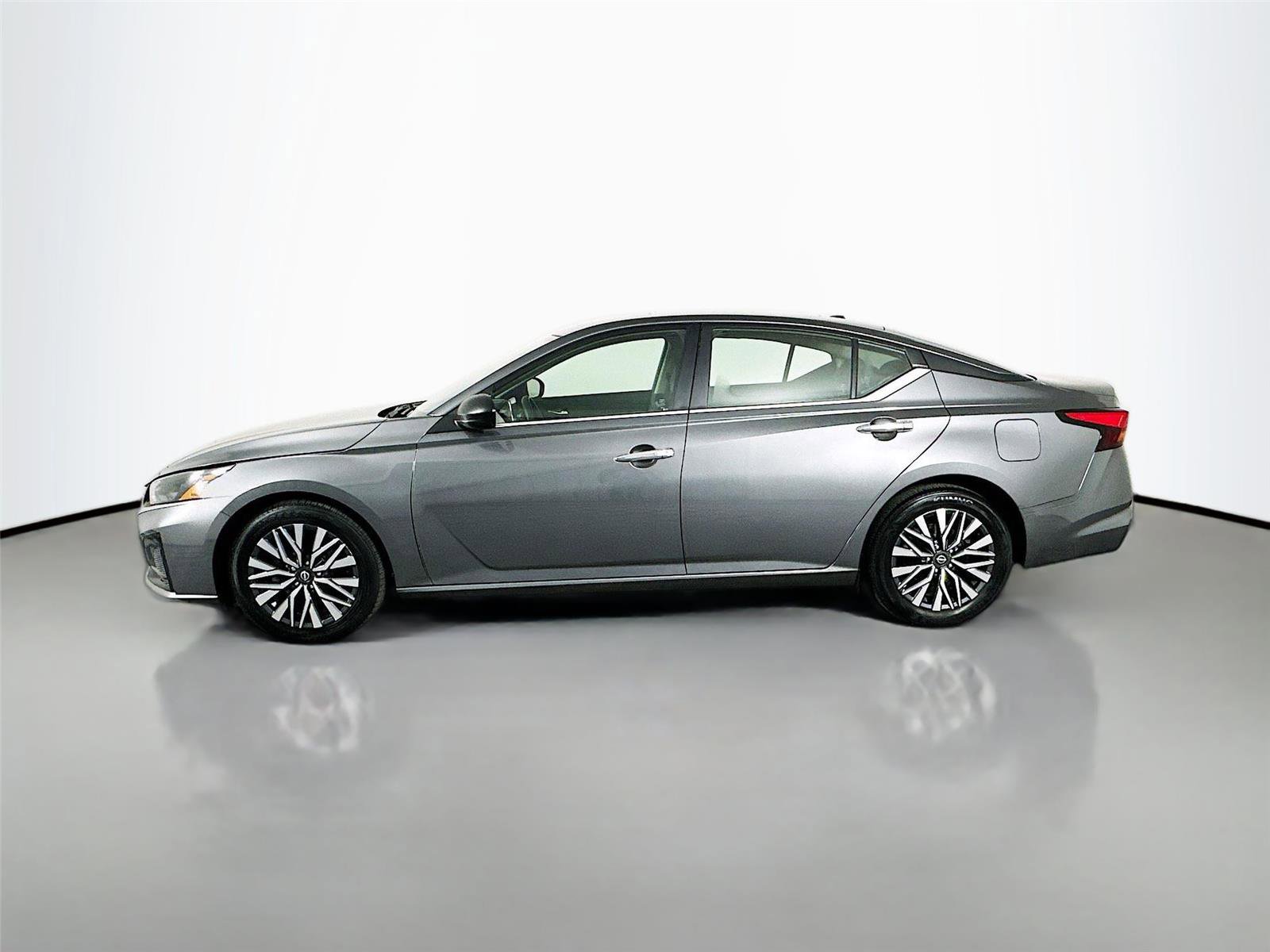 Used 2024 Nissan Altima 2.5 SV image 8