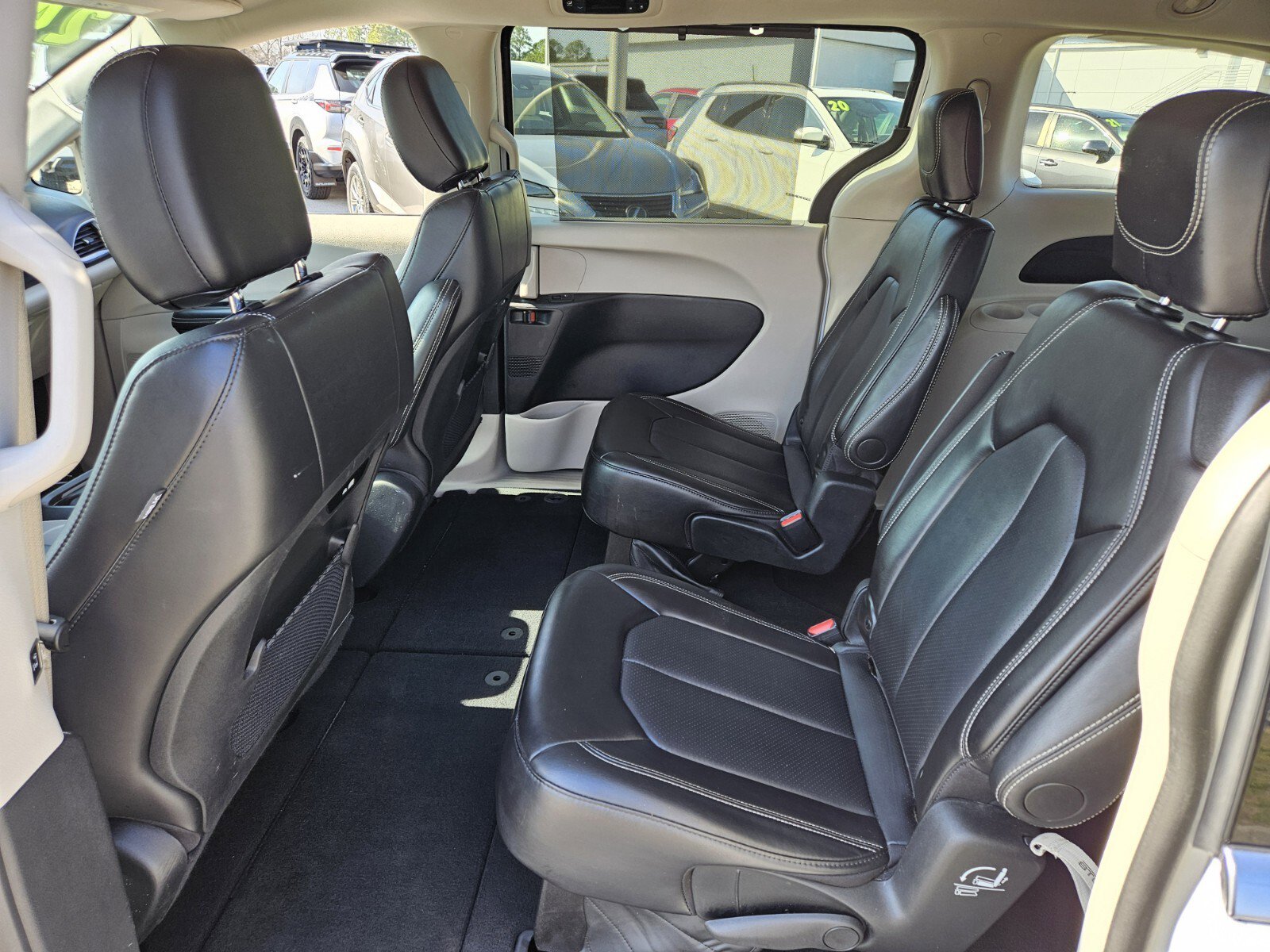 Used 2024 Chrysler Pacifica Touring-L FWD image 10