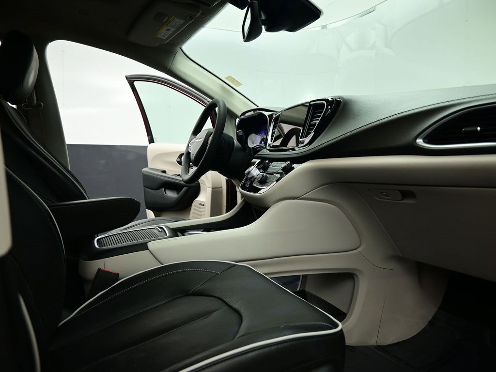 Used 2022 Chrysler Pacifica Limited image 32