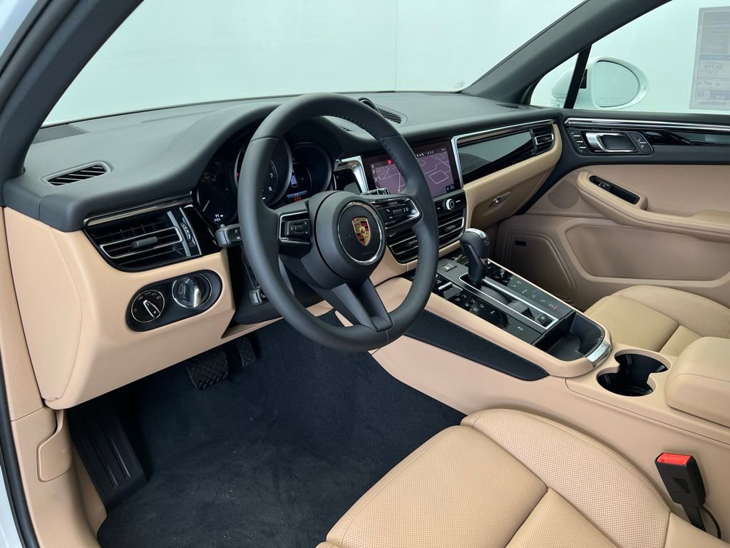 Certified 2025 Porsche Macan image 4