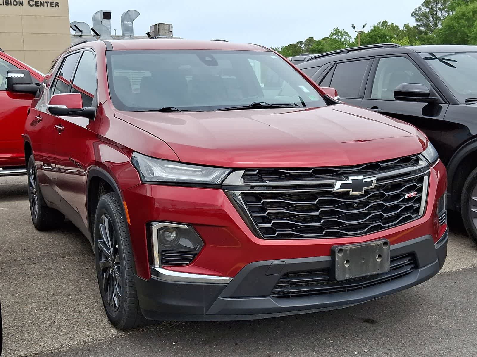 Used 2023 Chevrolet Traverse RS FWD image 2