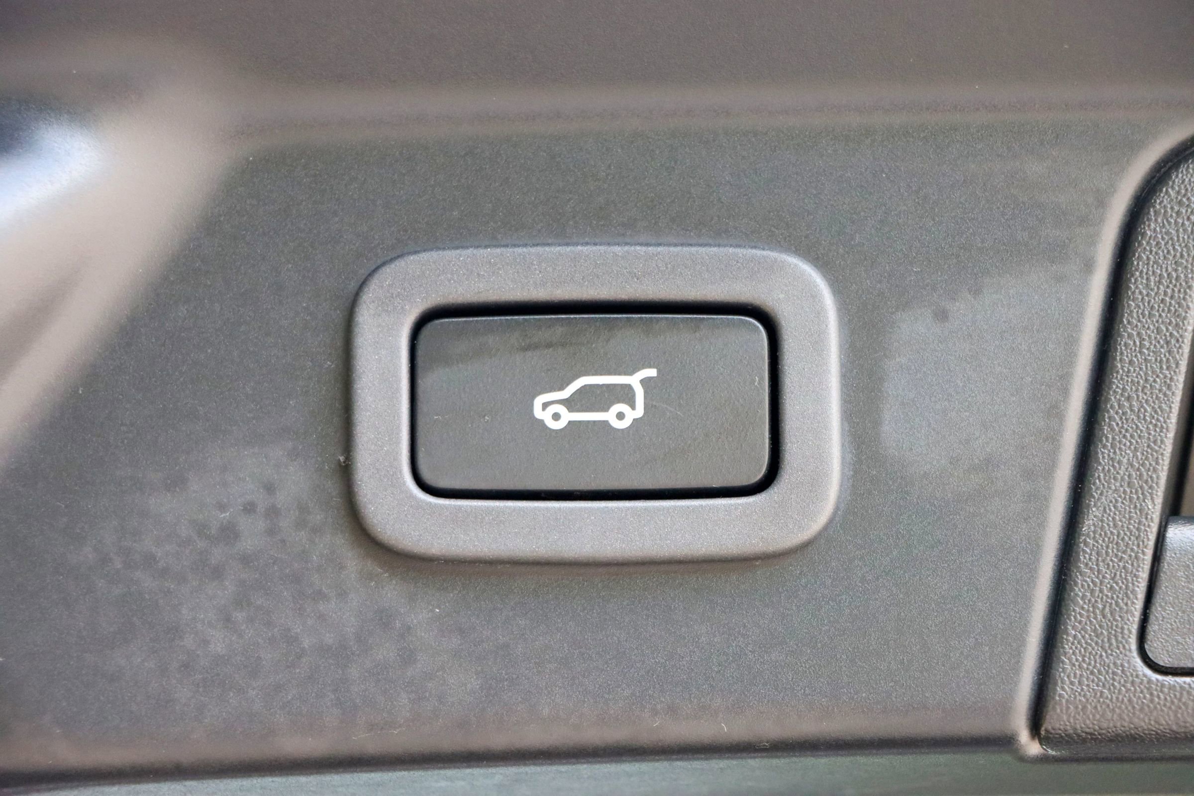 Used 2018 Land Rover Range Rover Velar R-Dynamic SE AWD/4WD image 25
