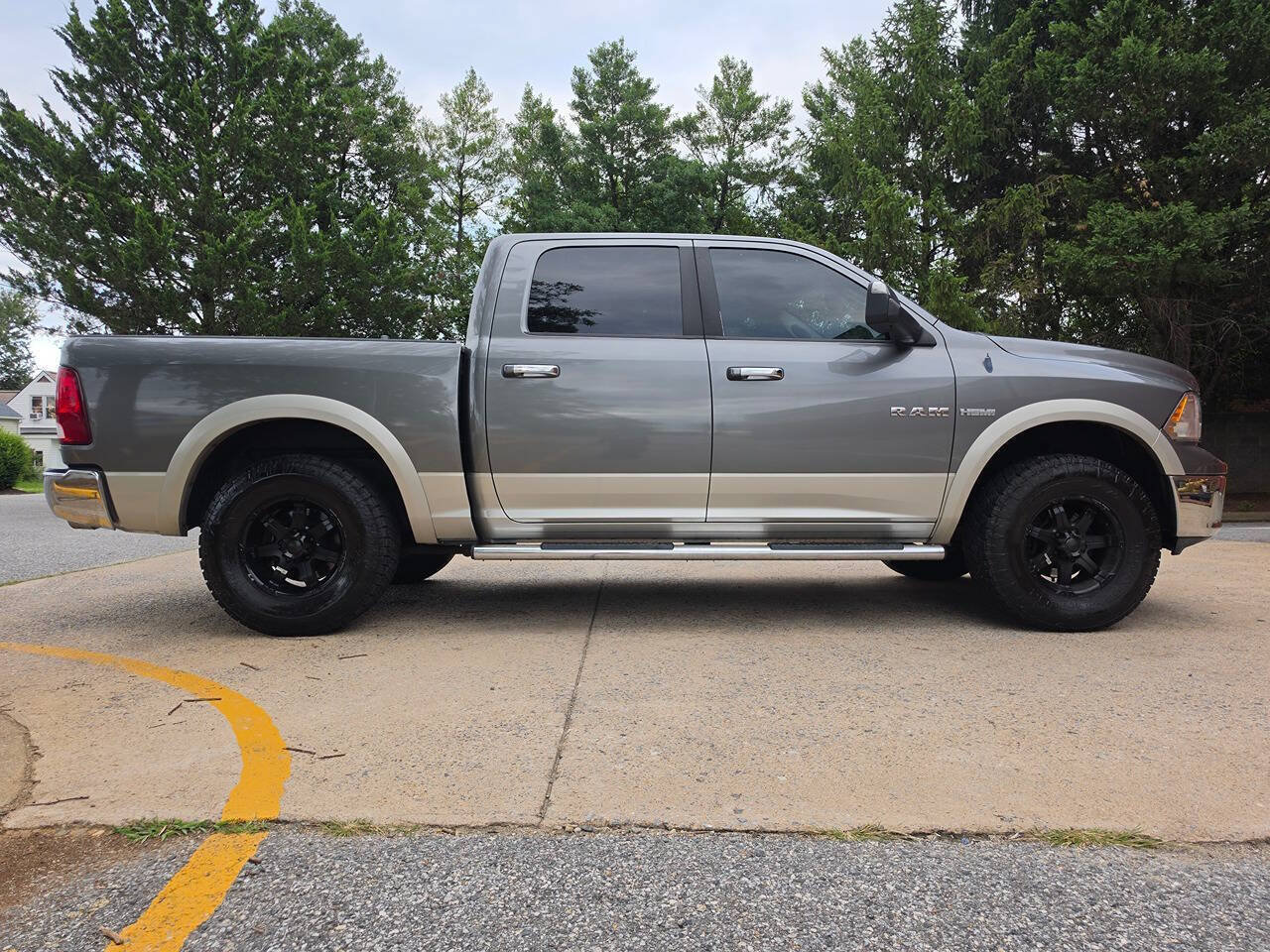 Used 2010 Dodge Ram 1500 Truck Laramie AWD/4WD image 2