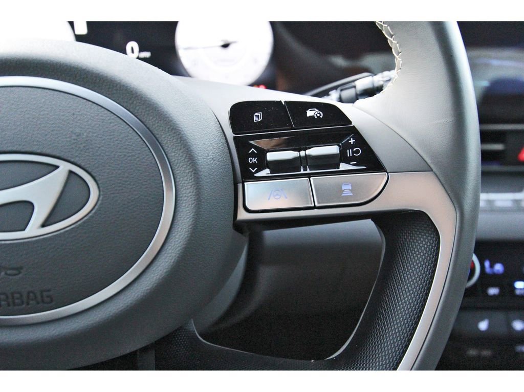 Used 2025 Hyundai Elantra SEL image 19