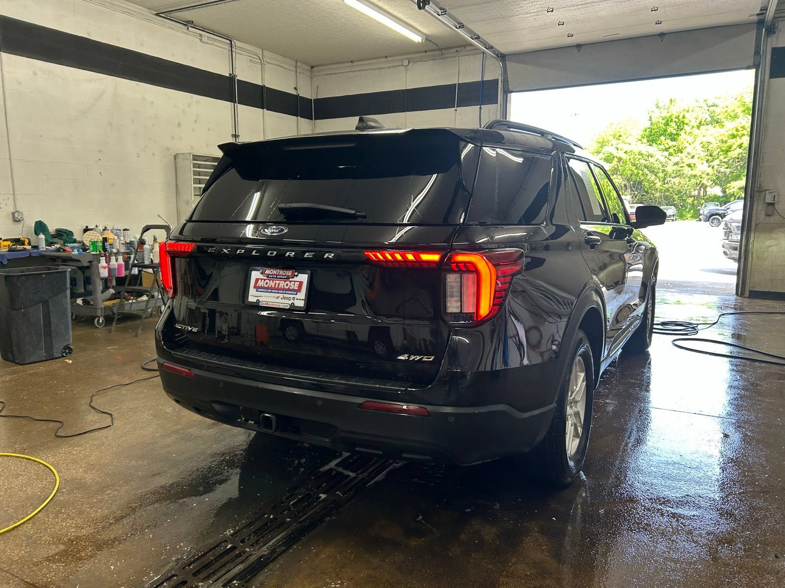 Used 2025 Ford Explorer Active AWD/4WD image 7