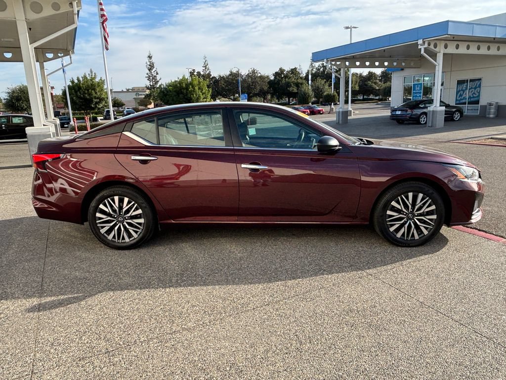 Used 2025 Nissan Altima 2.5 SV FWD image 4