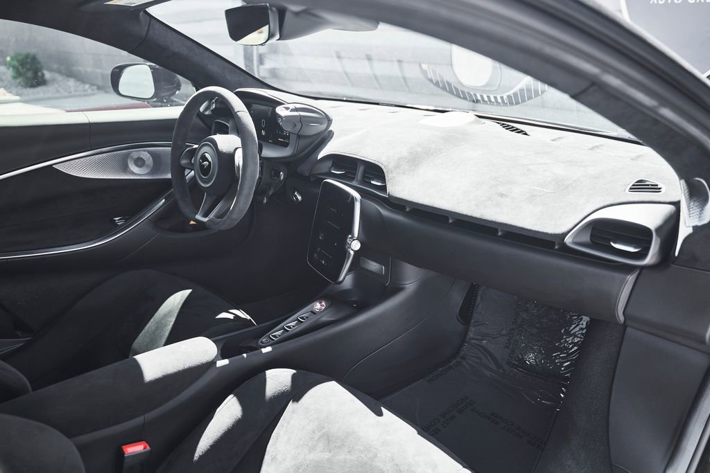 Used 2024 McLaren Artura RWD image 28