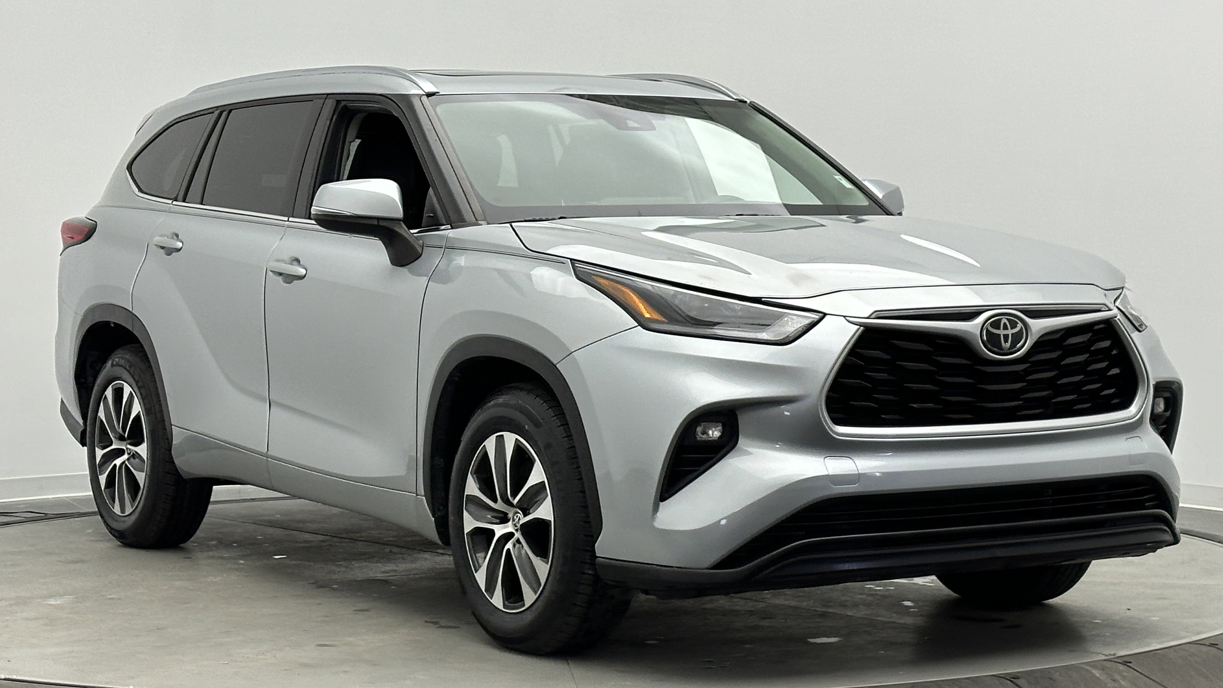 Used 2021 Toyota Highlander XLE image 3