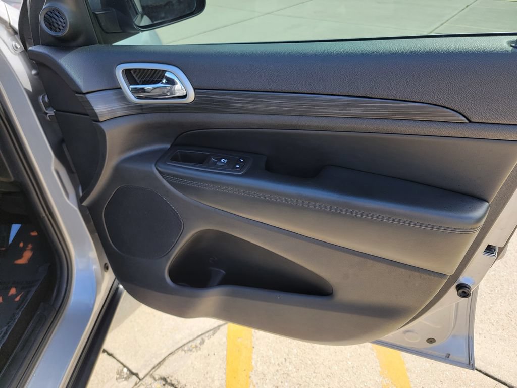 Used 2019 Jeep Grand Cherokee Laredo w/ Laredo X Package RWD image 13