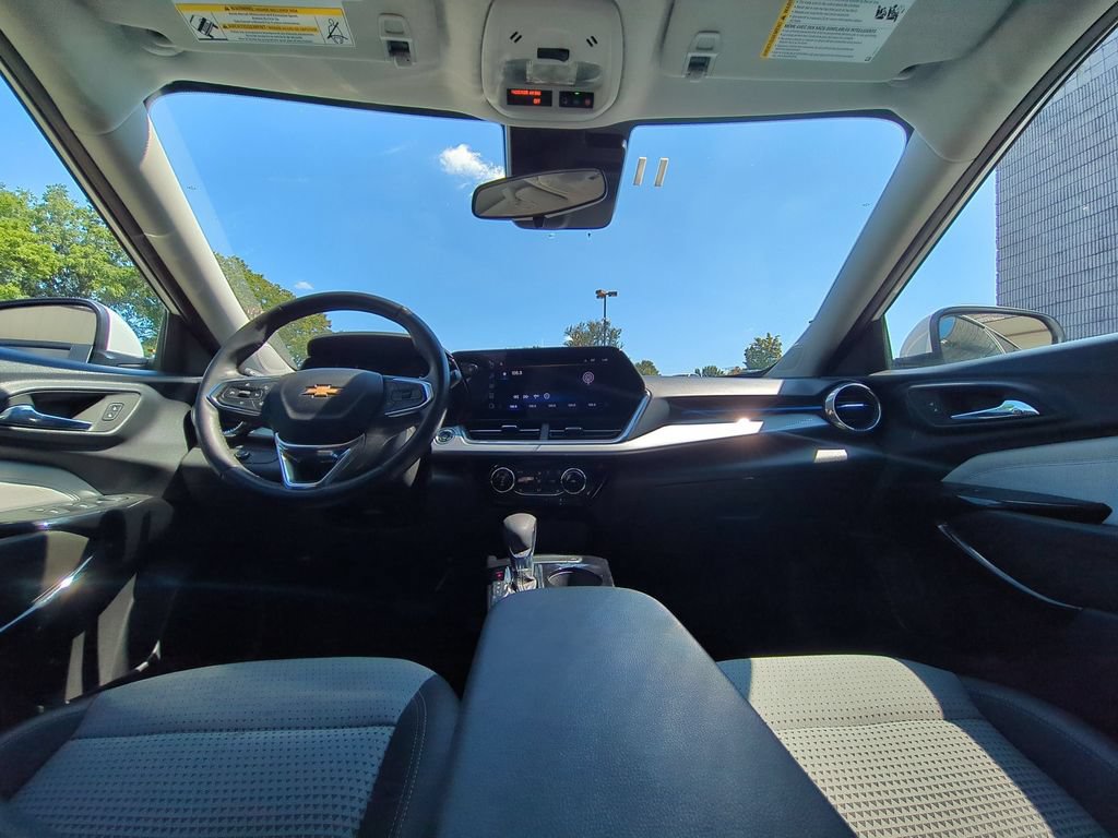 Used 2025 Chevrolet Trax LT w/ LT Convenience Package FWD image 25