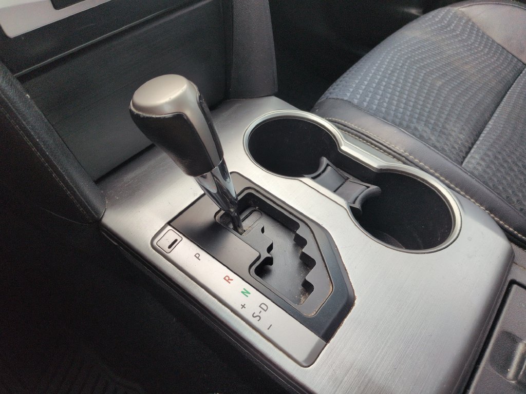 Used 2014 Toyota Camry SE w/ Moonroof Package FWD image 25