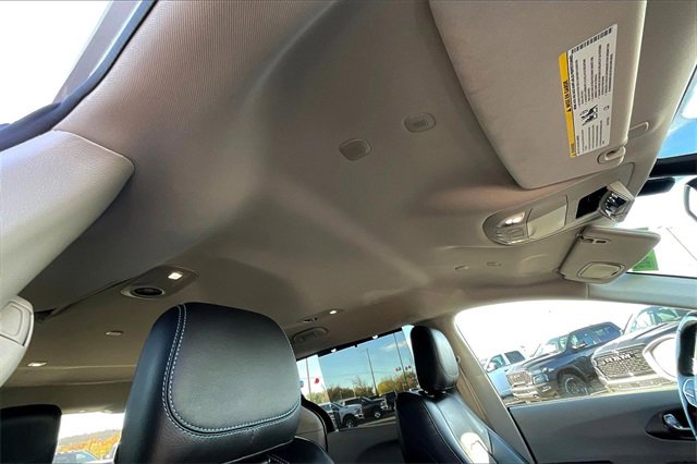 Used 2021 Chrysler Pacifica Touring-L image 17