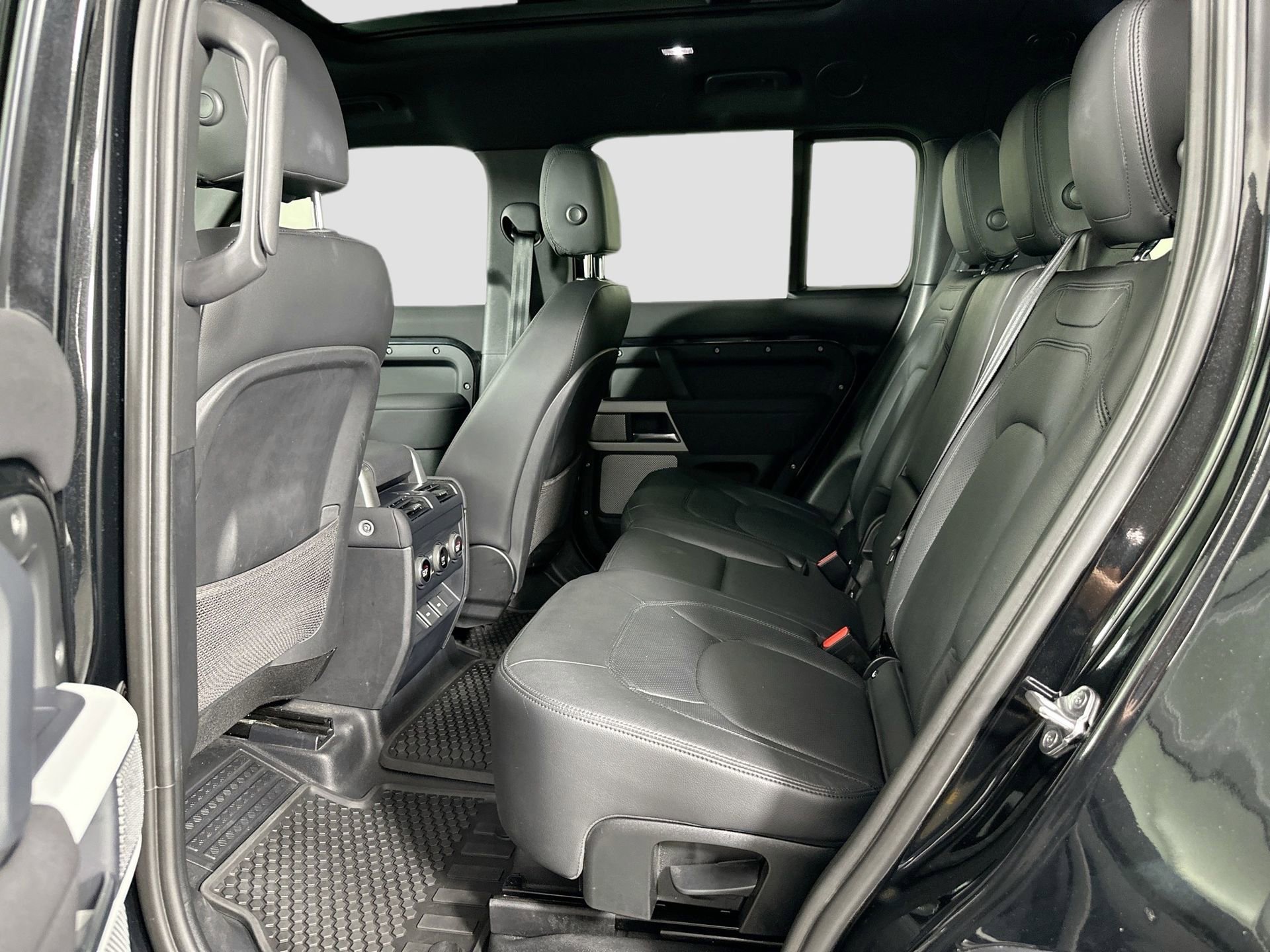 Certified 2023 Land Rover Defender 130 SE image 23