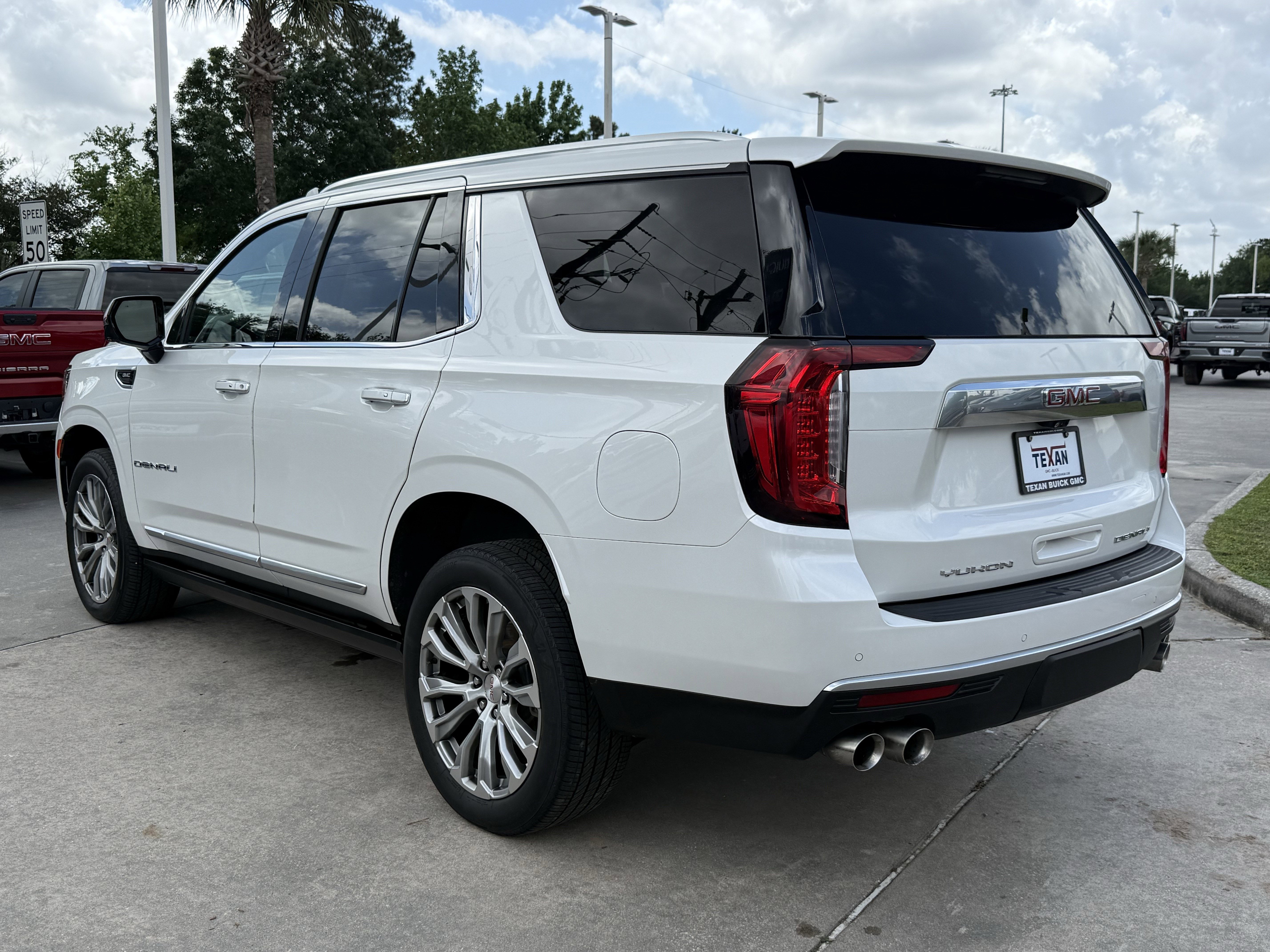 Used 2021 GMC Yukon Denali w/ Denali Premium Package RWD image 7