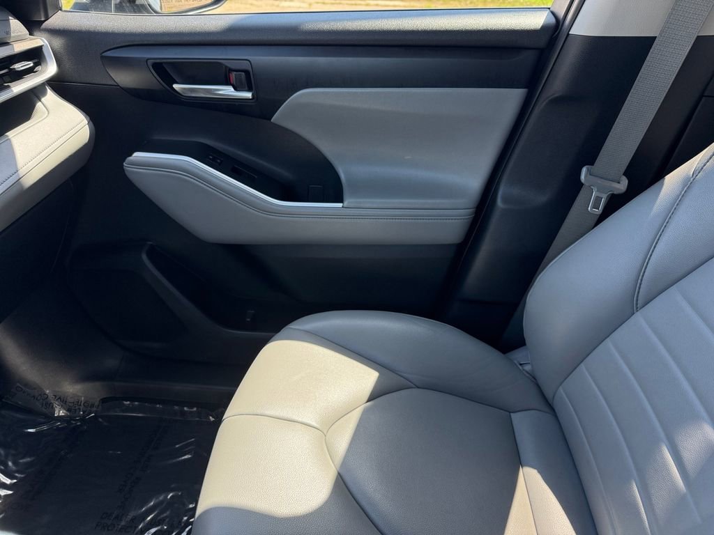 Used 2022 Toyota Highlander XLE AWD/4WD image 30