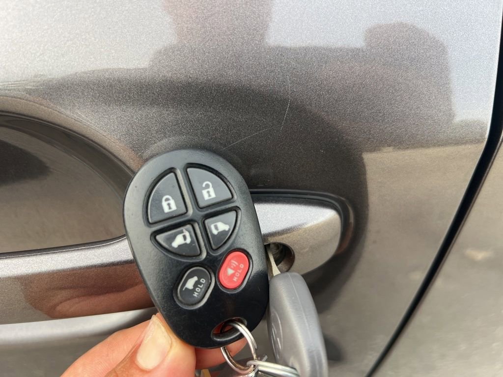 Used 2014 Toyota Sienna XLE image 32