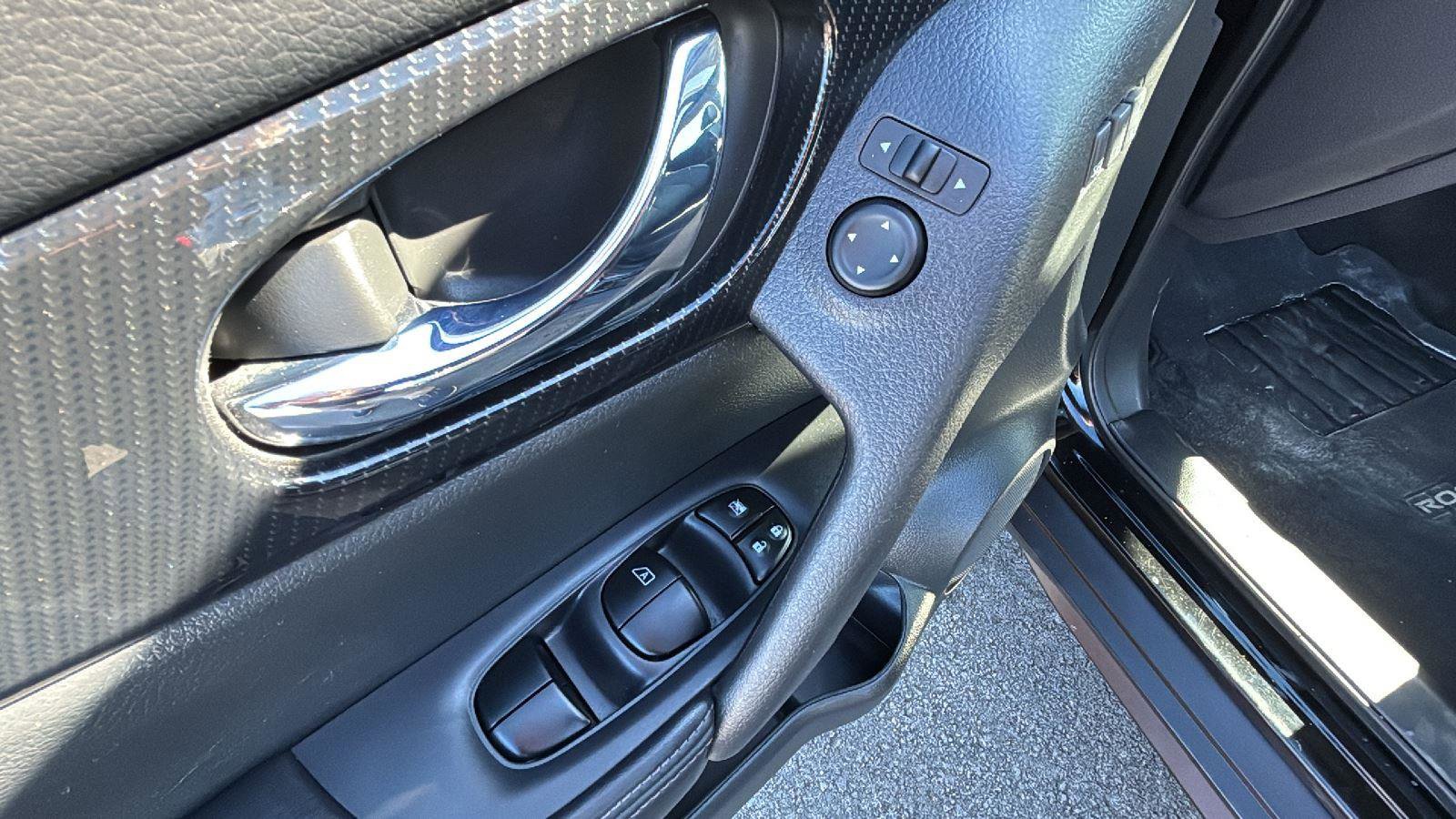 Used 2018 Nissan Rogue SL w/ Premium Package image 21