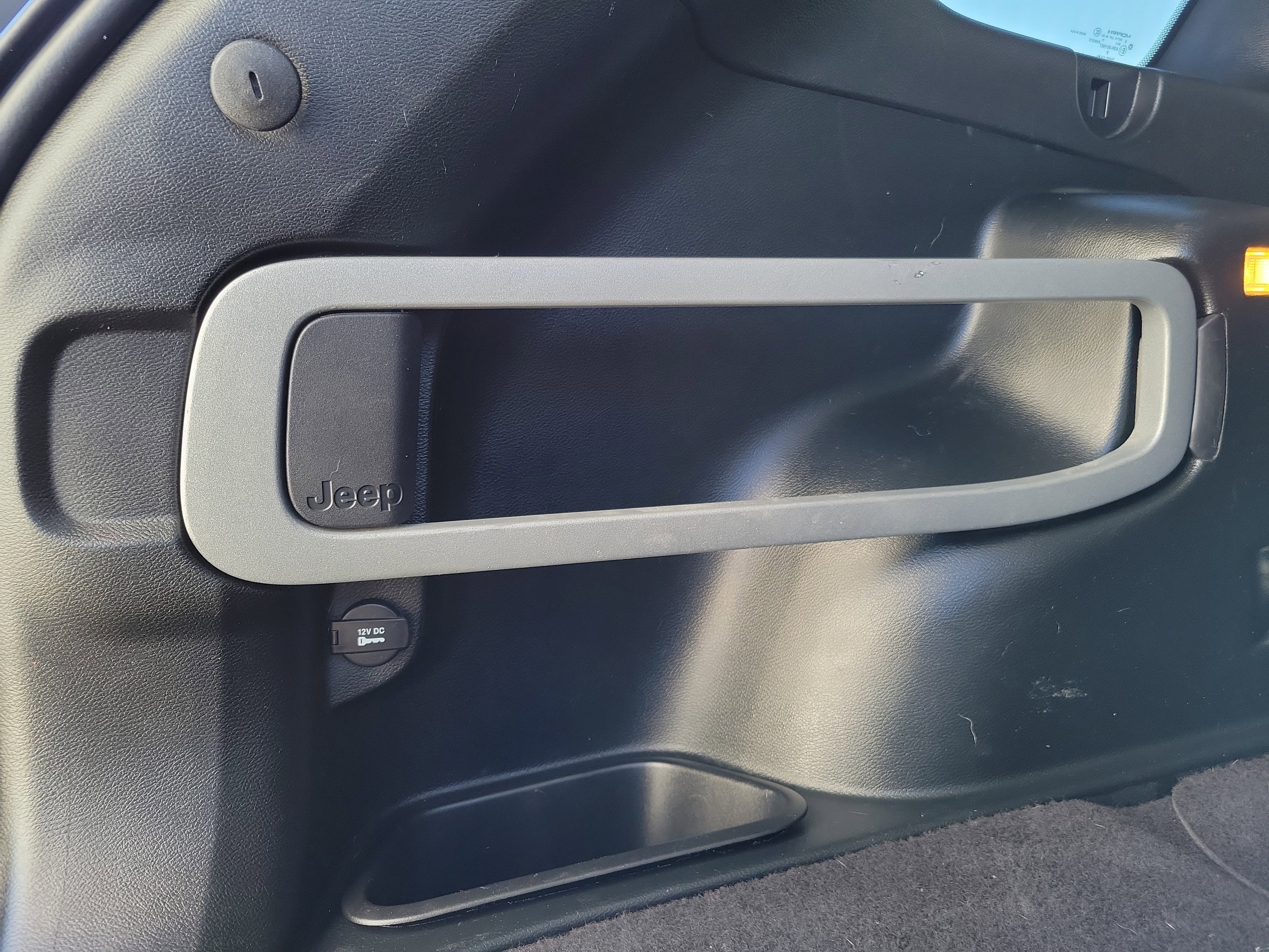 Used 2017 Jeep Cherokee Latitude w/ Cold Weather Group image 11