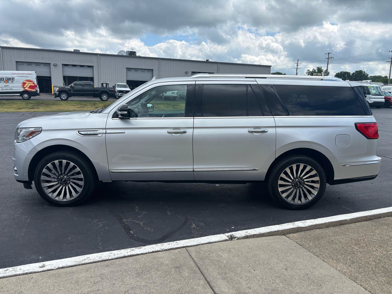 Used 2018 Lincoln Navigator L Reserve w/ Technology Package AWD/4WD image 6