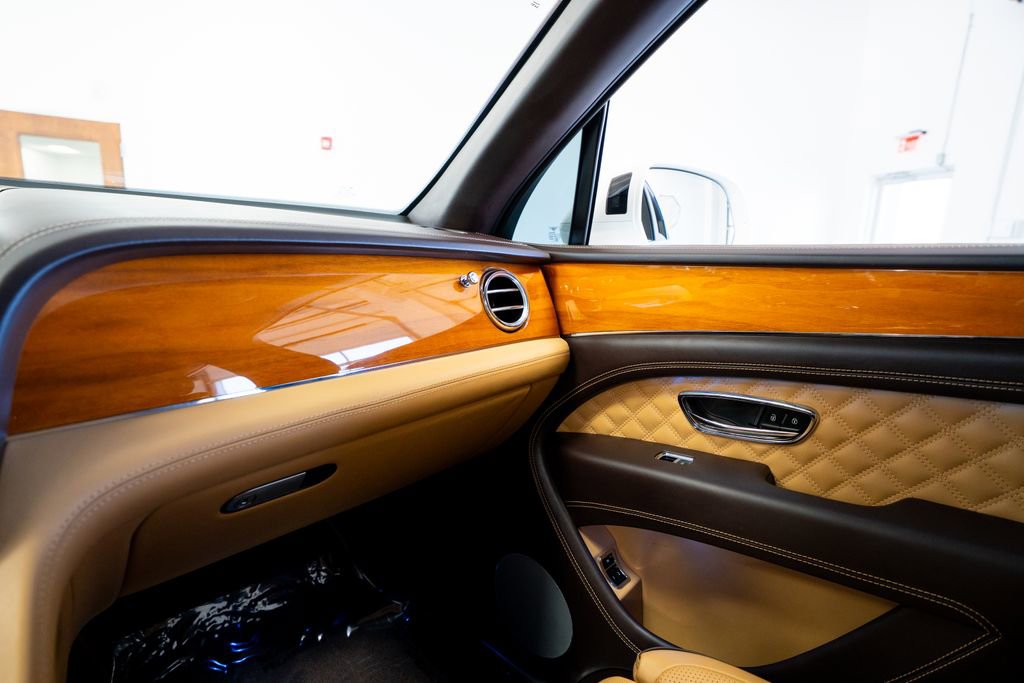 Used 2021 Bentley Bentayga image 50