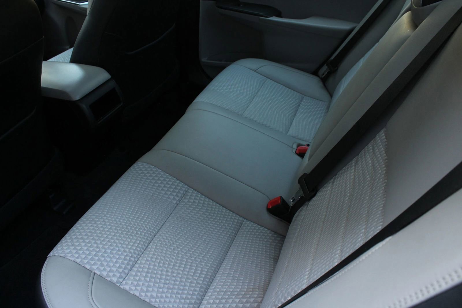 Used 2015 Toyota Camry SE w/ Moonroof Package FWD image 18