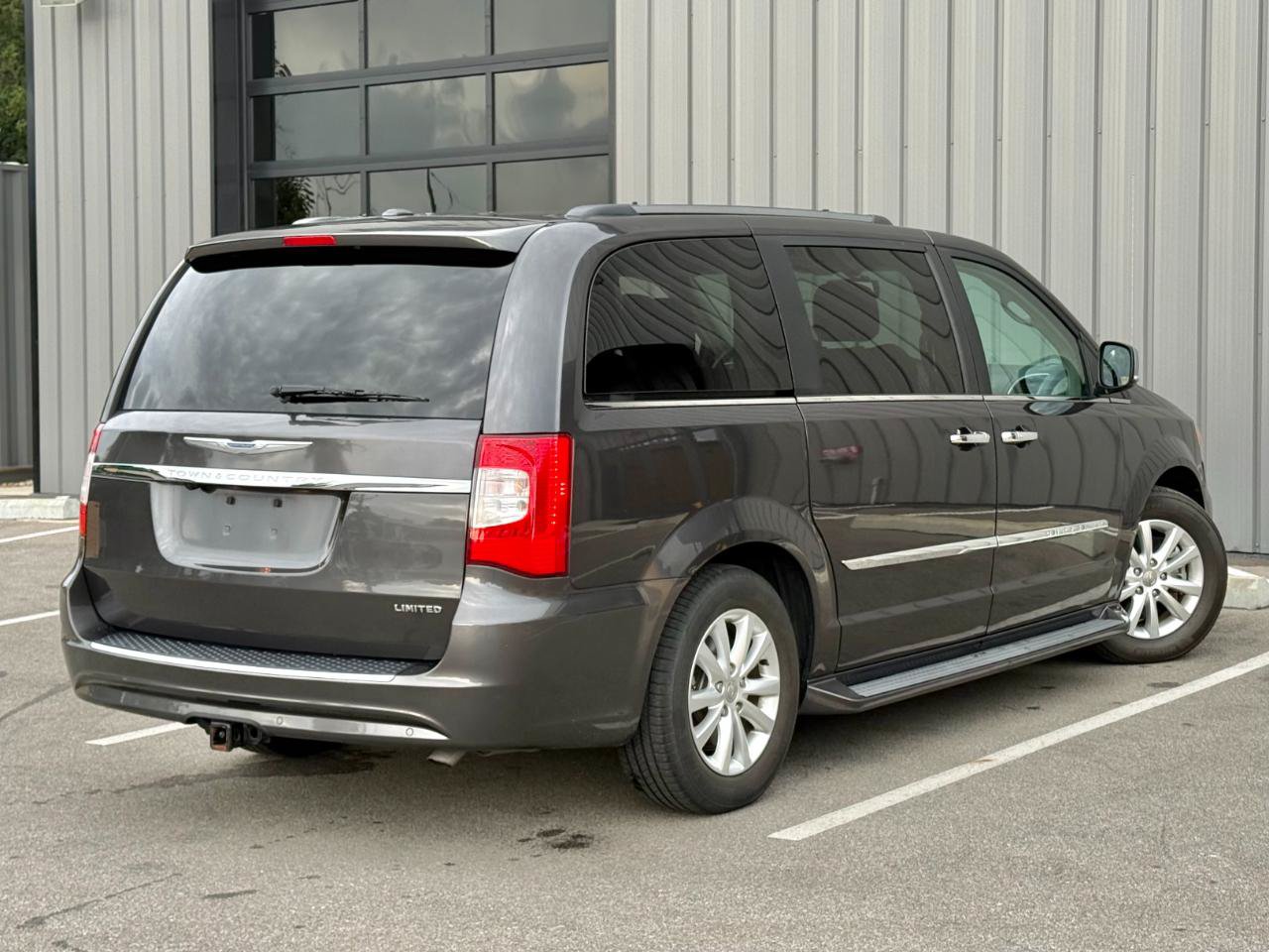 Used 2016 Chrysler Town & Country Limited Platinum w/ Trailer Tow Group FWD image 5