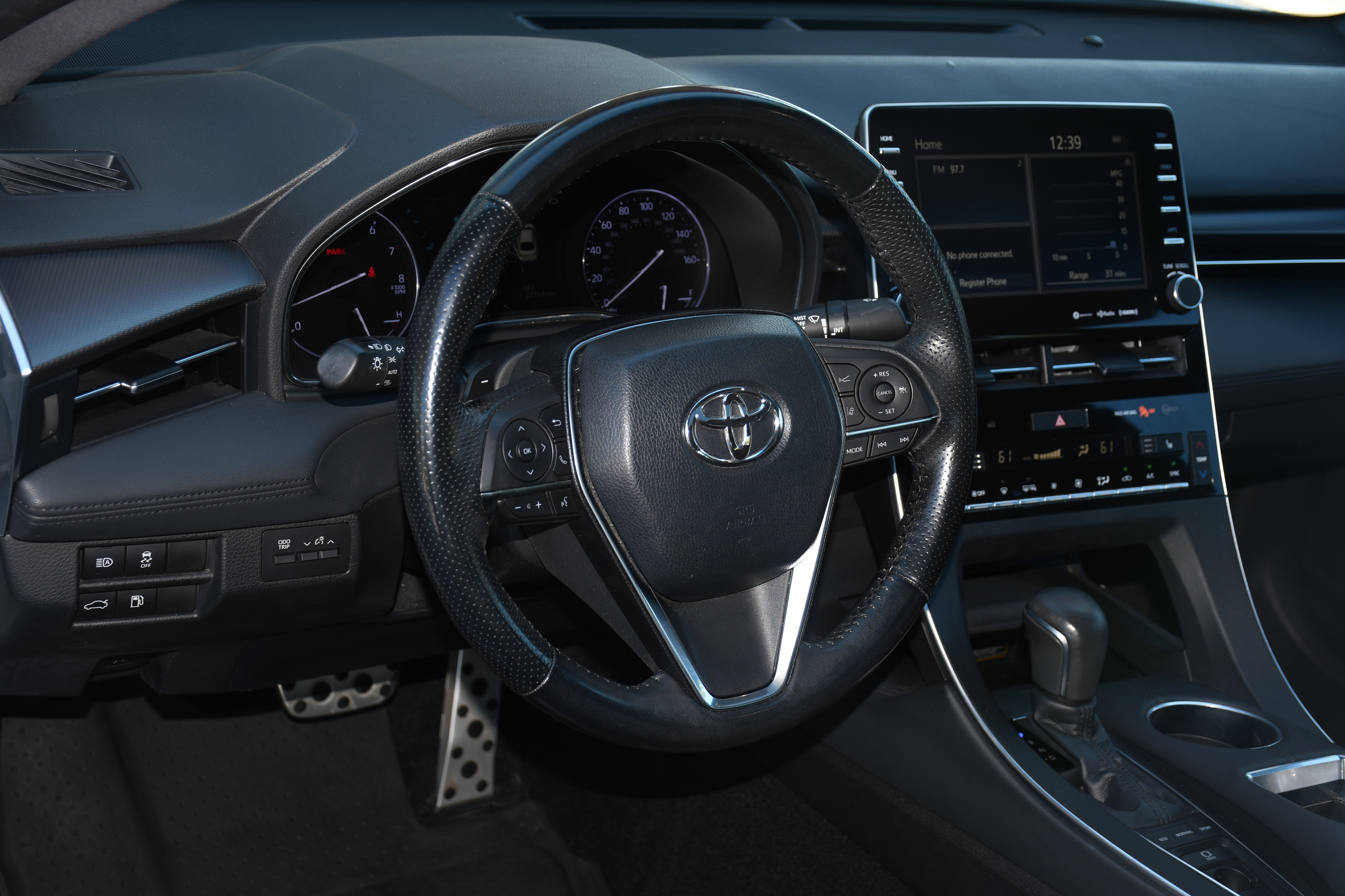 Used 2019 Toyota Avalon XSE image 9