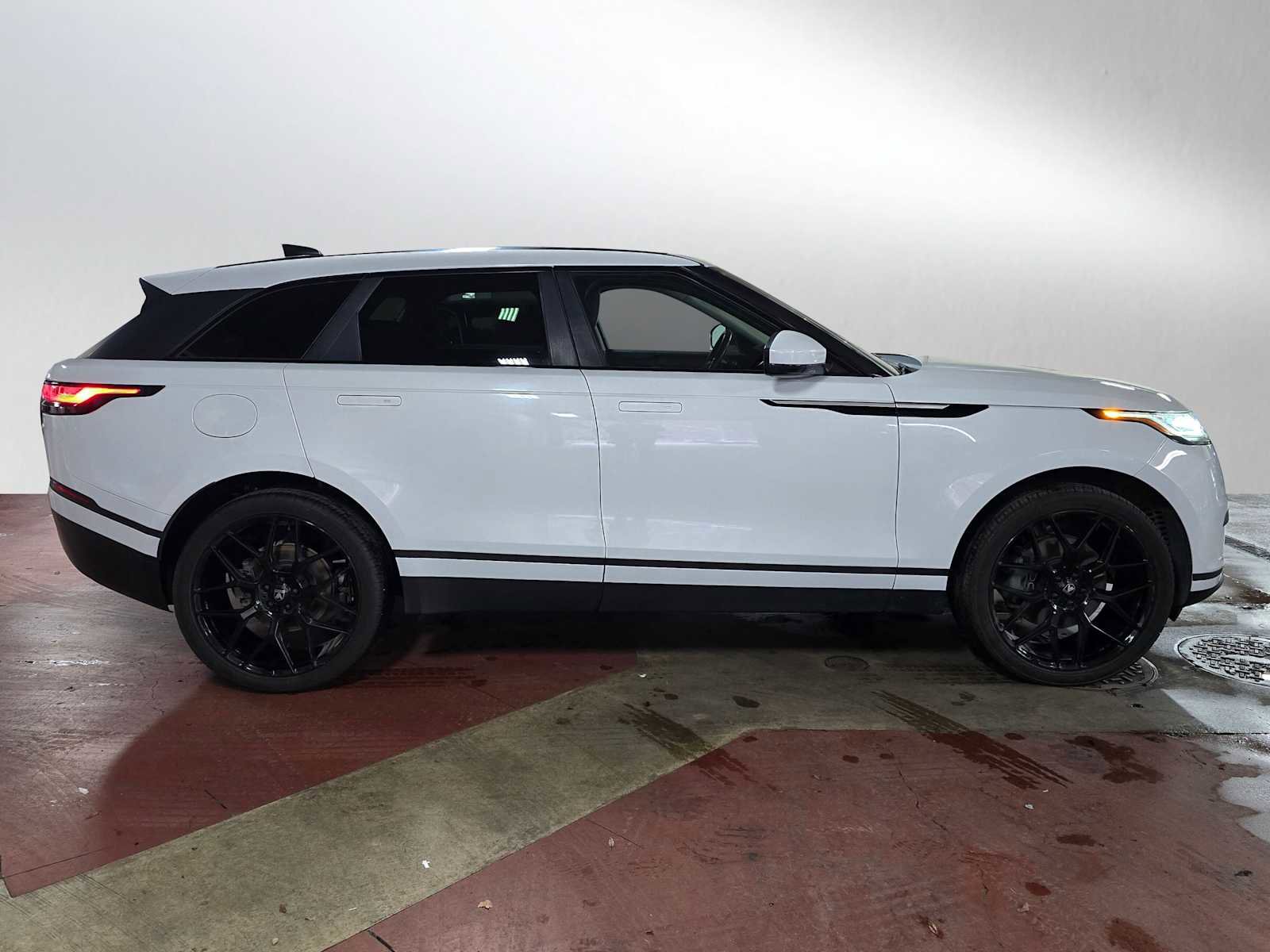 Used 2018 Land Rover Range Rover Velar S image 2