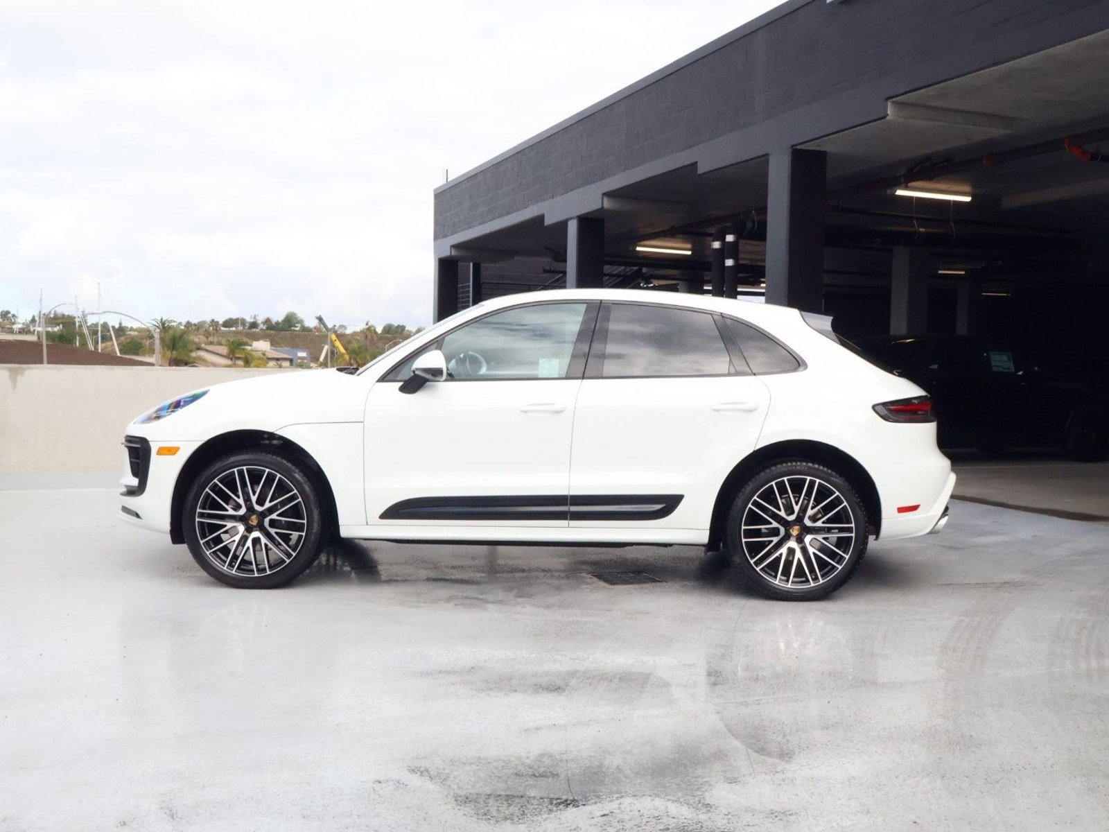 Certified 2025 Porsche Macan AWD/4WD image 2