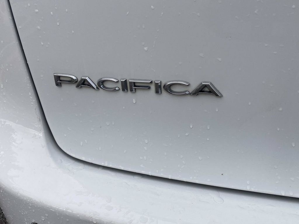 Used 2023 Chrysler Pacifica Touring-L FWD image 5