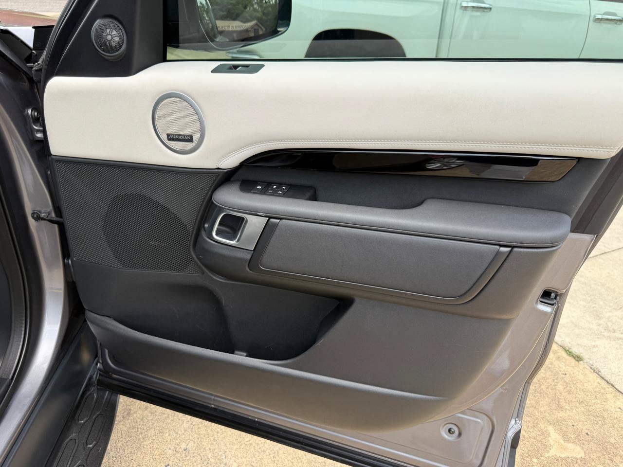 Used 2022 Land Rover Discovery S AWD/4WD image 46