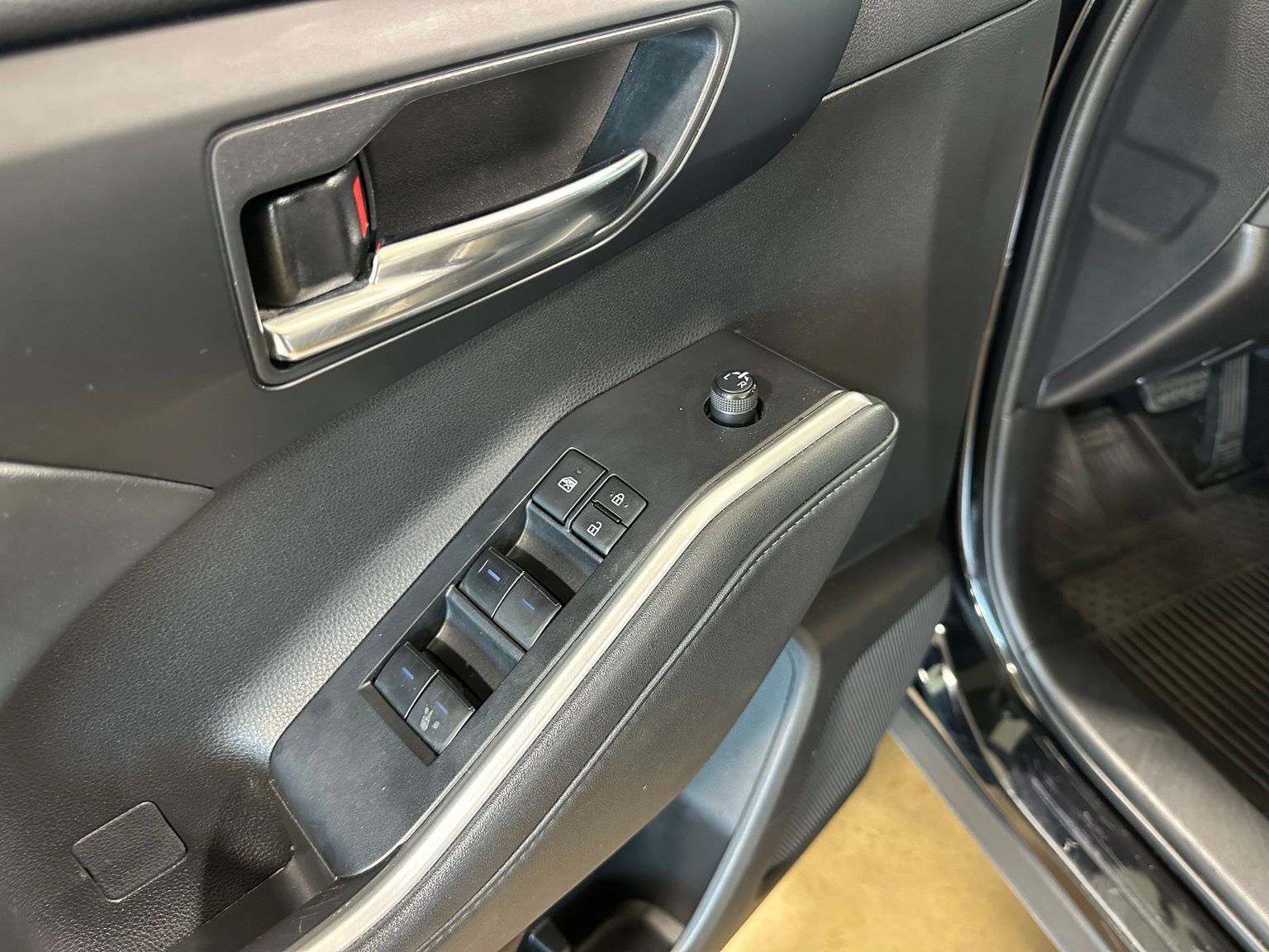 Used 2022 Toyota Highlander XLE FWD image 12
