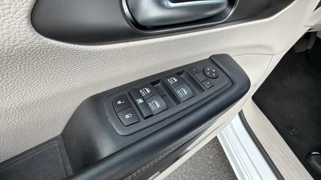 Used 2022 Chrysler Pacifica Touring-L w/ Uconnect Theater Family Group image 18