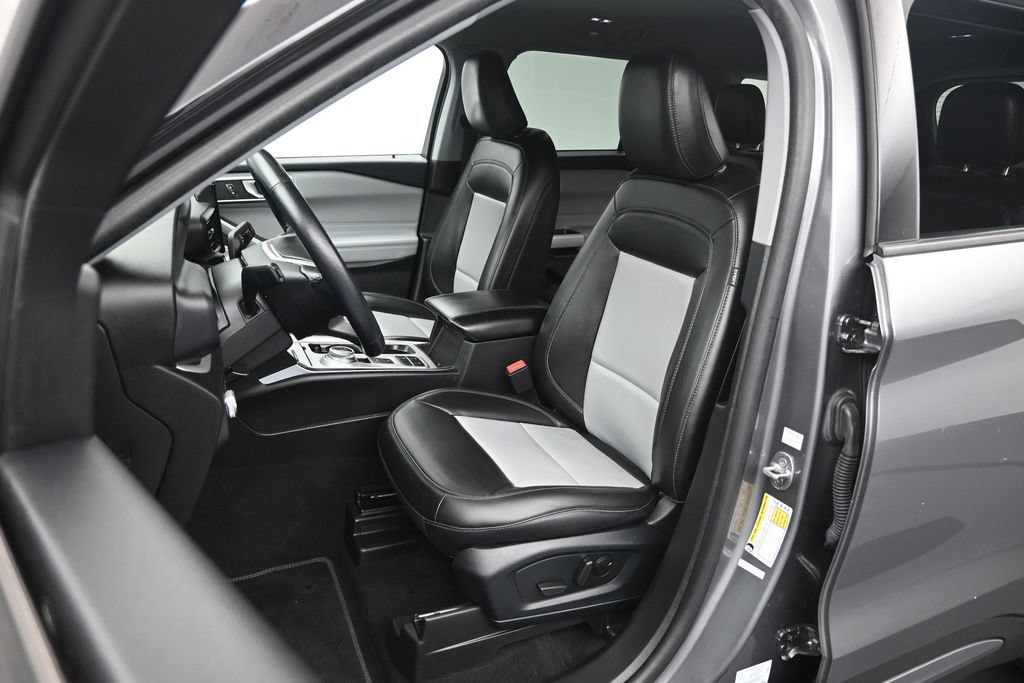 Certified 2023 Ford Explorer XLT w/ Equipment Group 202A RWD image 19
