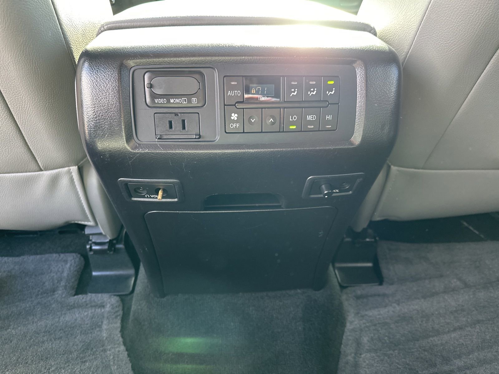 Used 2014 Toyota Sequoia Platinum AWD/4WD image 22