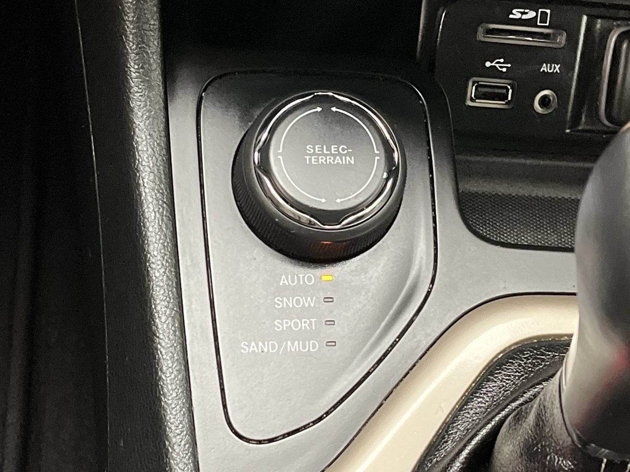 Used 2018 Jeep Cherokee Limited AWD/4WD image 15